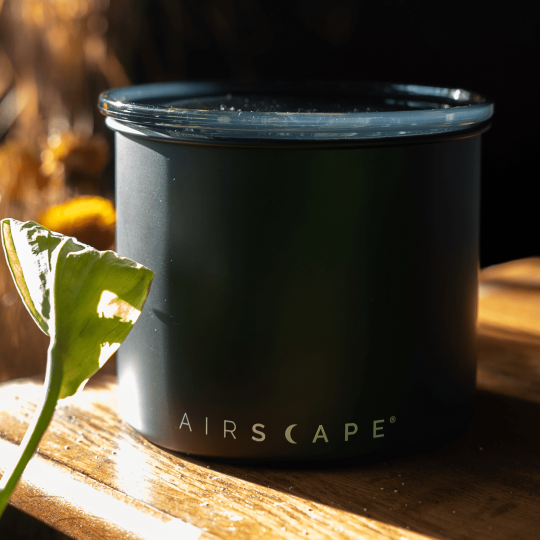 Airscape Kaffeedose 1800 ml Schwarz matt auf Holzarbeitsplatte