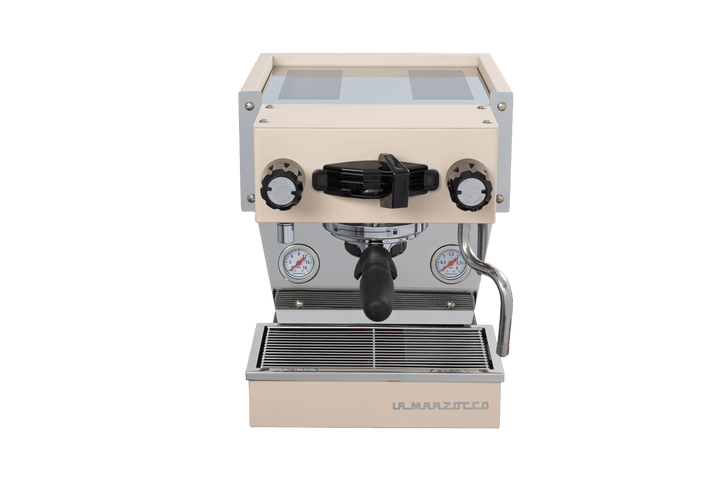 La Marzocco Linea Micra in Crème, Vorderansicht mit Siebträger