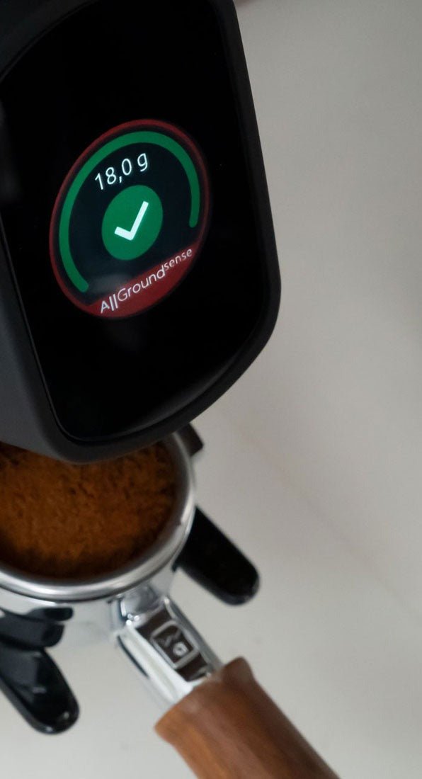 Siebträger auf der Gabel mit integrierter Waage, 18-g-Dosis auf dem Display bestätigt