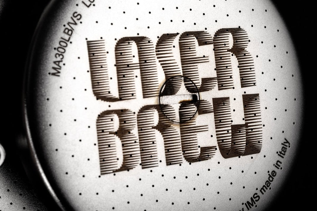 Nahaufnahme des lasergelochten IMS Laser Brew Duschsiebs, Made in Italy