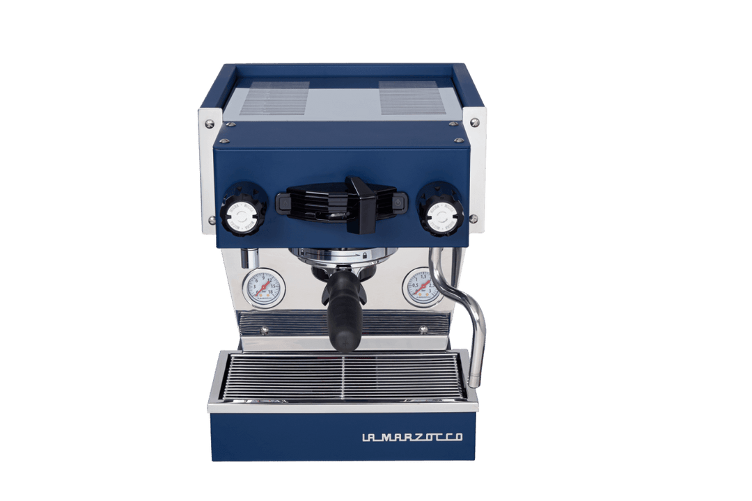 La Marzocco Linea Micra in Blau, Vorderansicht mit Siebträger