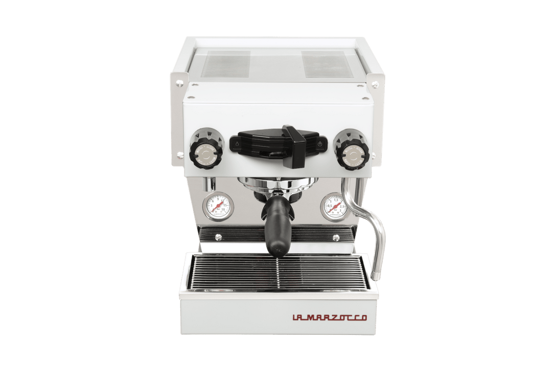 La Marzocco Linea Micra in Weiß, Vorderansicht mit Siebträger