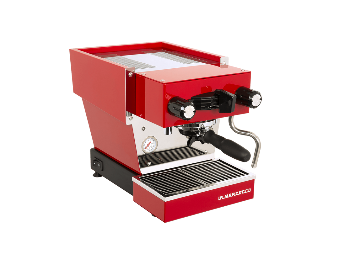La Marzocco Linea Micra in Rot, Dreiviertelansicht