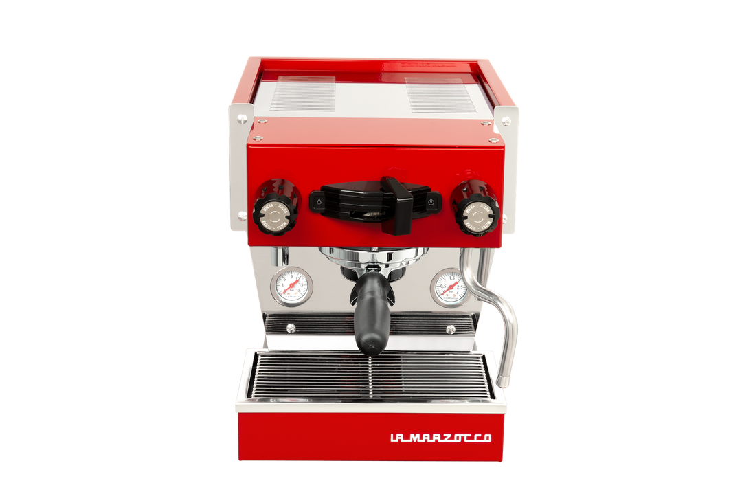 La Marzocco Linea Micra in Rot, Vorderansicht mit Siebträger
