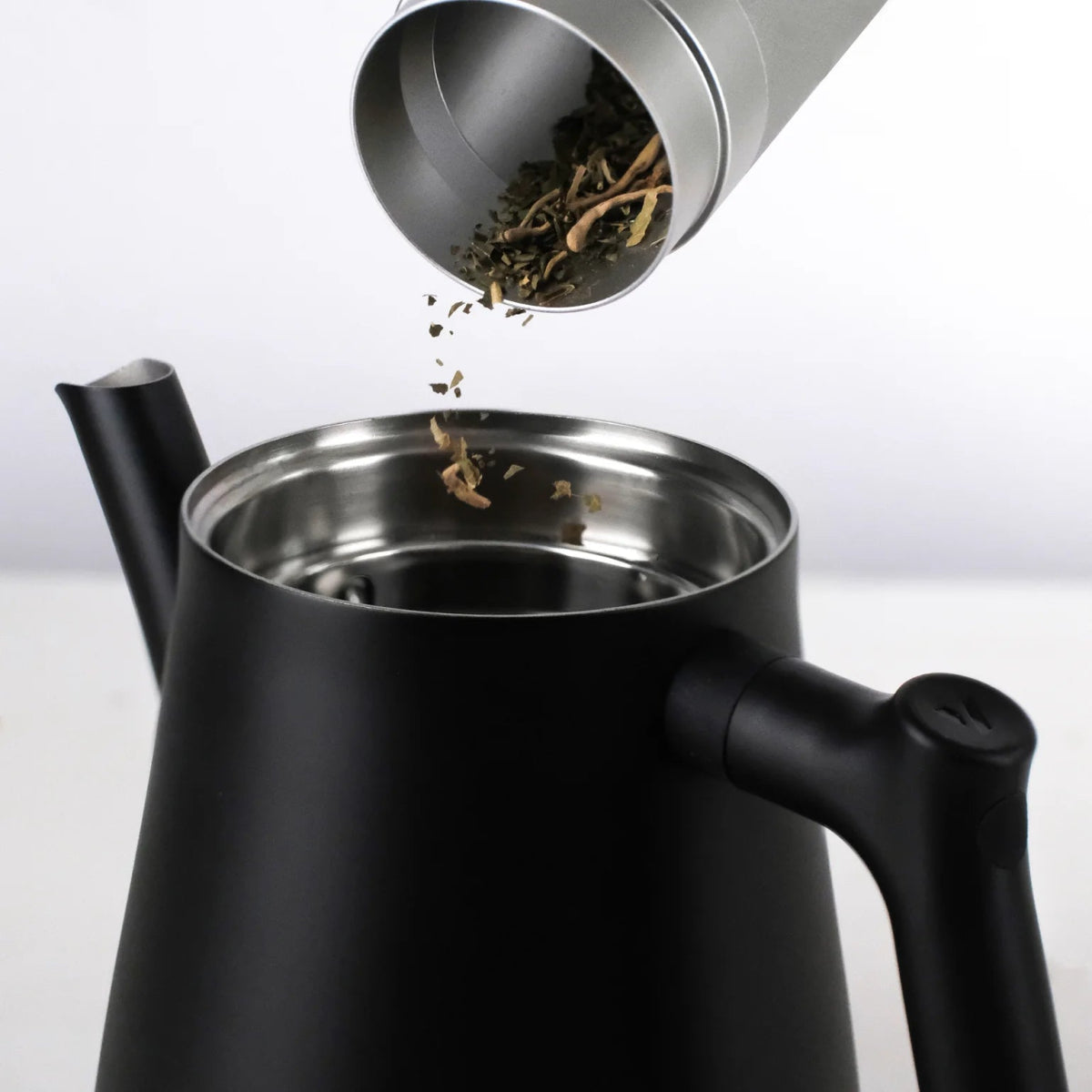Eine klare Tasse ohne schwimmende Blätter