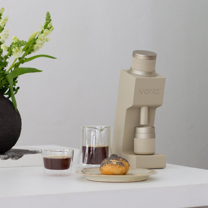 Varia VS4 in Sand mit einer Tasse Kaffee