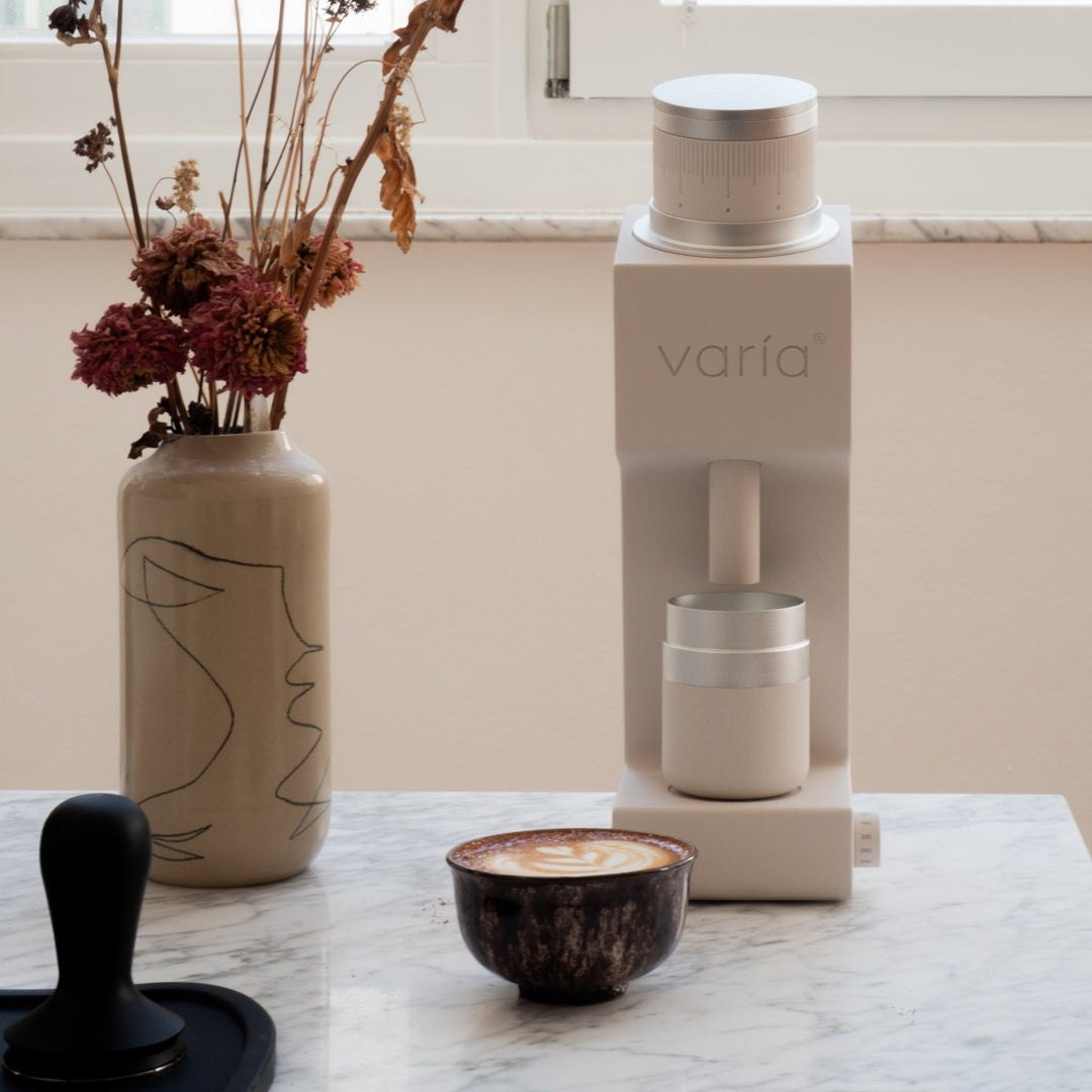Varia VS4 in Weiß mit einer Tasse Kaffee