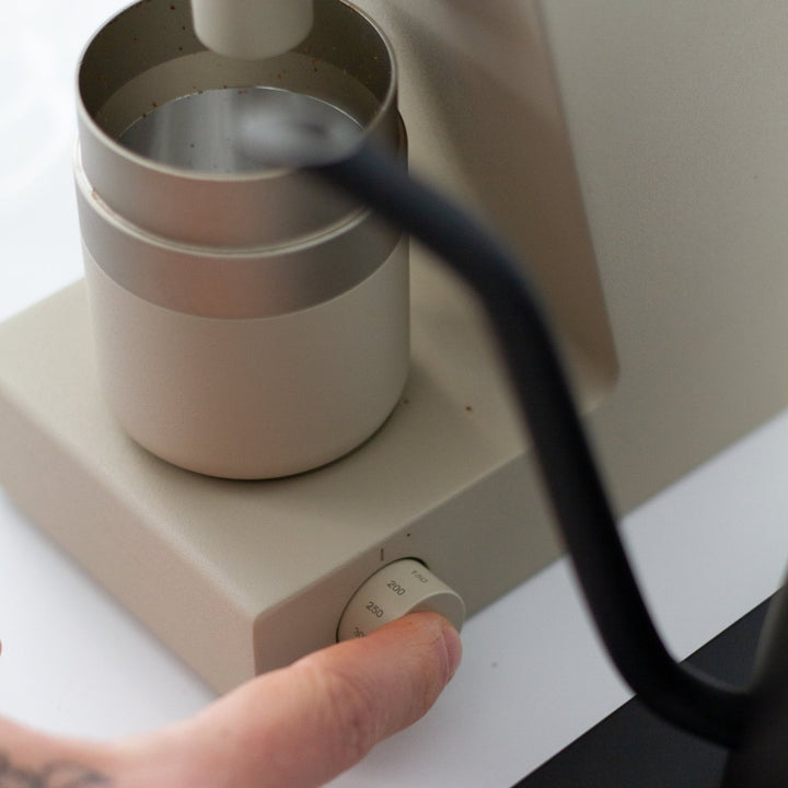 Adjusting the speed dial on the Varia VS4 in sand while brewing