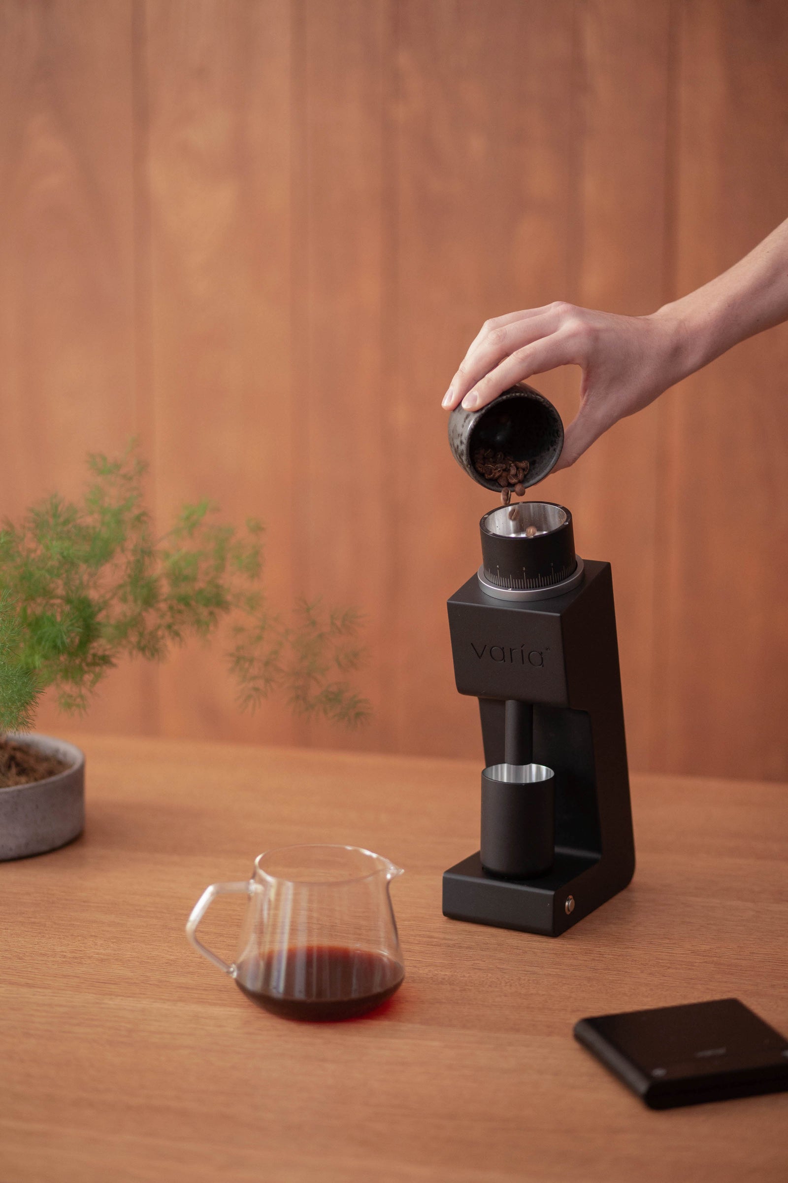 Varia VS3 black grinder with magnetic lid